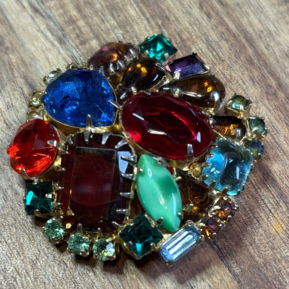 Vintage Jewelry - Lovely colorful rhinestone brooch